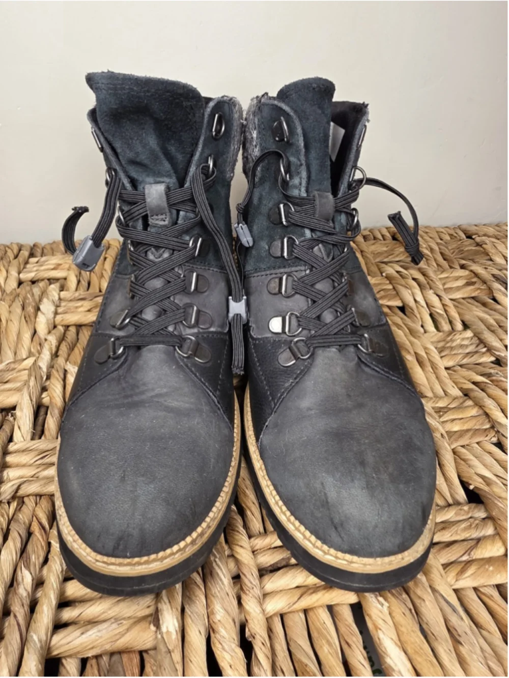 TOMS Sz 8 Mesa Black Gray Suede Leather Hiking Boots Knit Cuff Lace Up Lug Sole